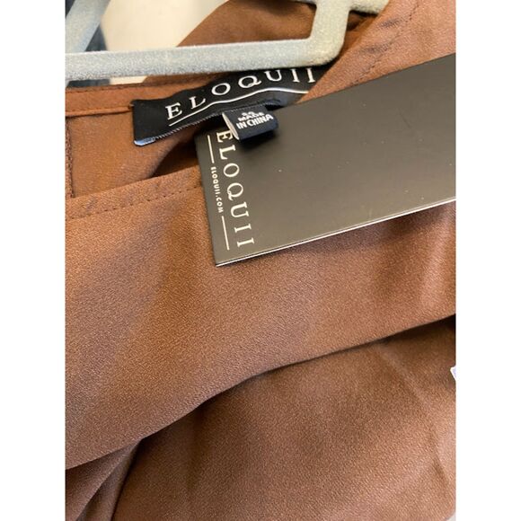 Eloquii Pleated Hem Top Size 20 in Potting Soil* - Picture 6 of 7